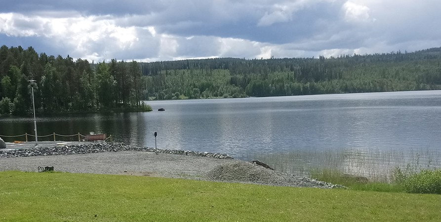Vy över Malån mot södra sidan. Minigolfbanan i vänsterkant.