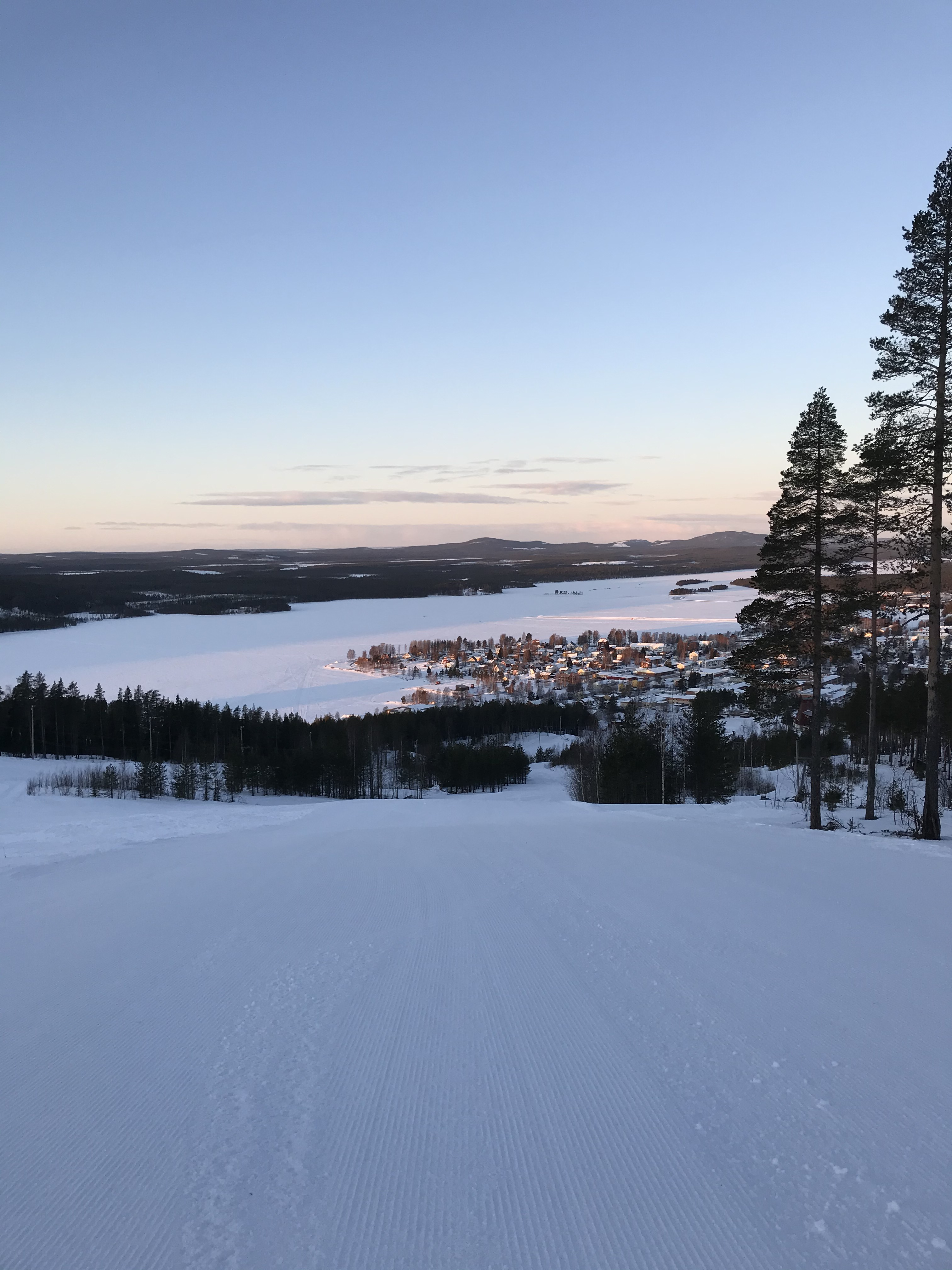Foto taget från toppen av Tjamstan över ett soligt och vintrigt Malå.