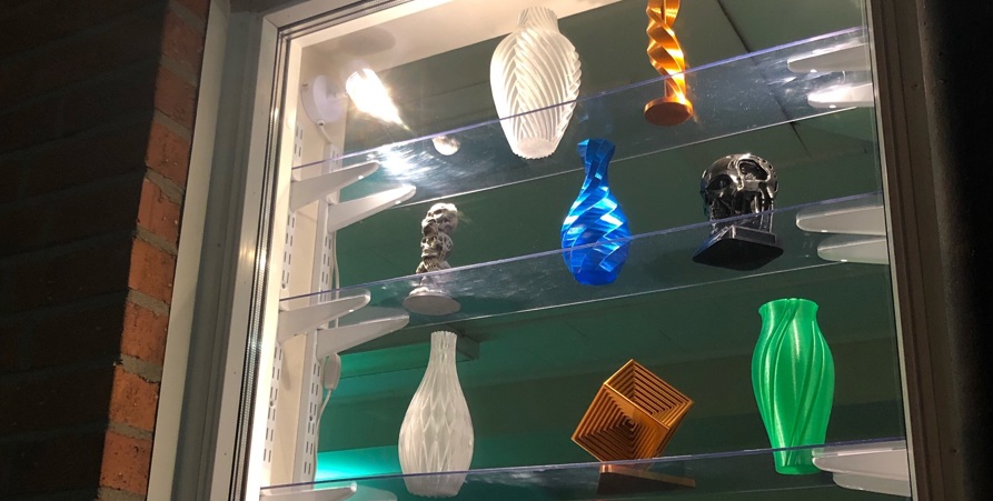 Alster gjort med 3D-skrivaren. Visas i fönstret hos kulturskolan. 