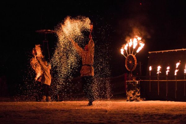 Eldshow ute i snön, fritidsgården Kosmos.