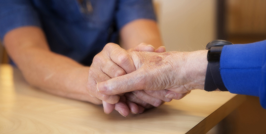 Händer kramar en hand