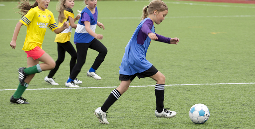 ungdomar, tjejer, spelar fotboll.