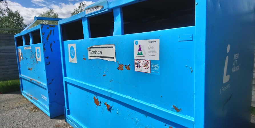 Två blå containers för papper 
